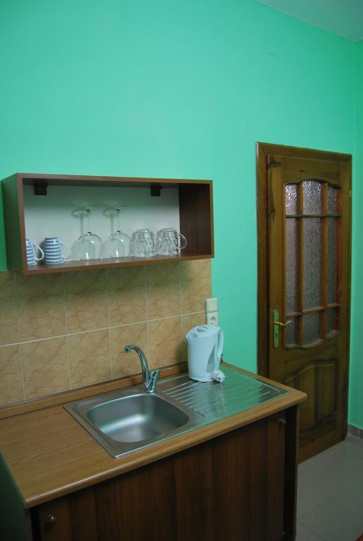 H And H Guesthouse Velipojë Esterno foto